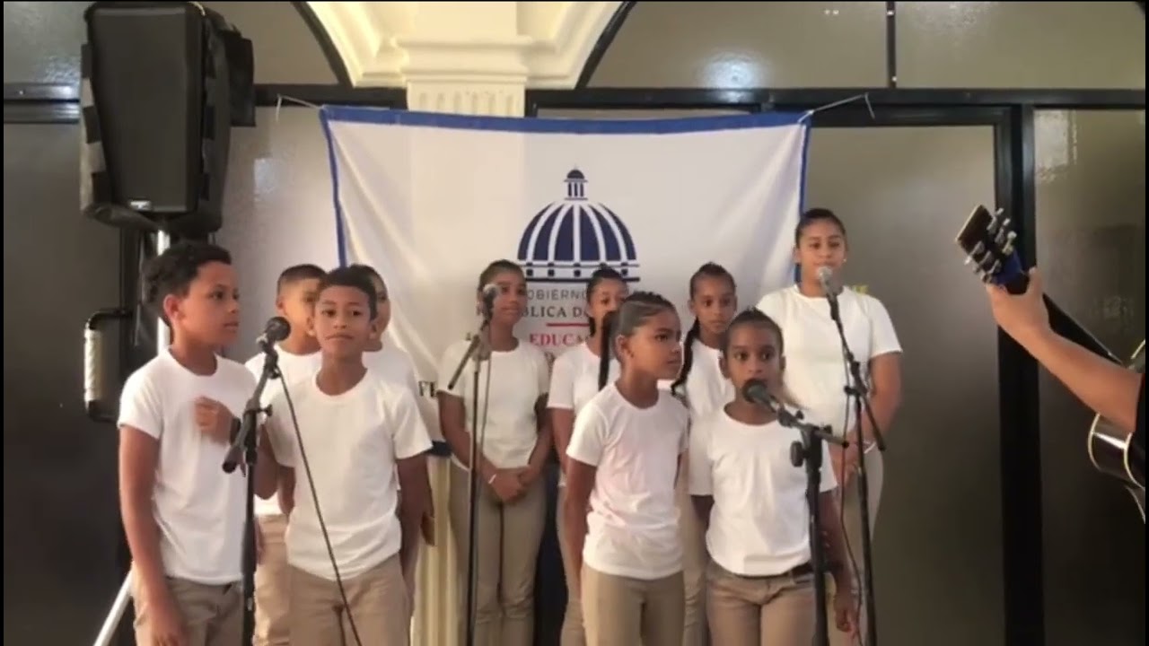 Cantan los niños de la escuela Rafael Mercedes