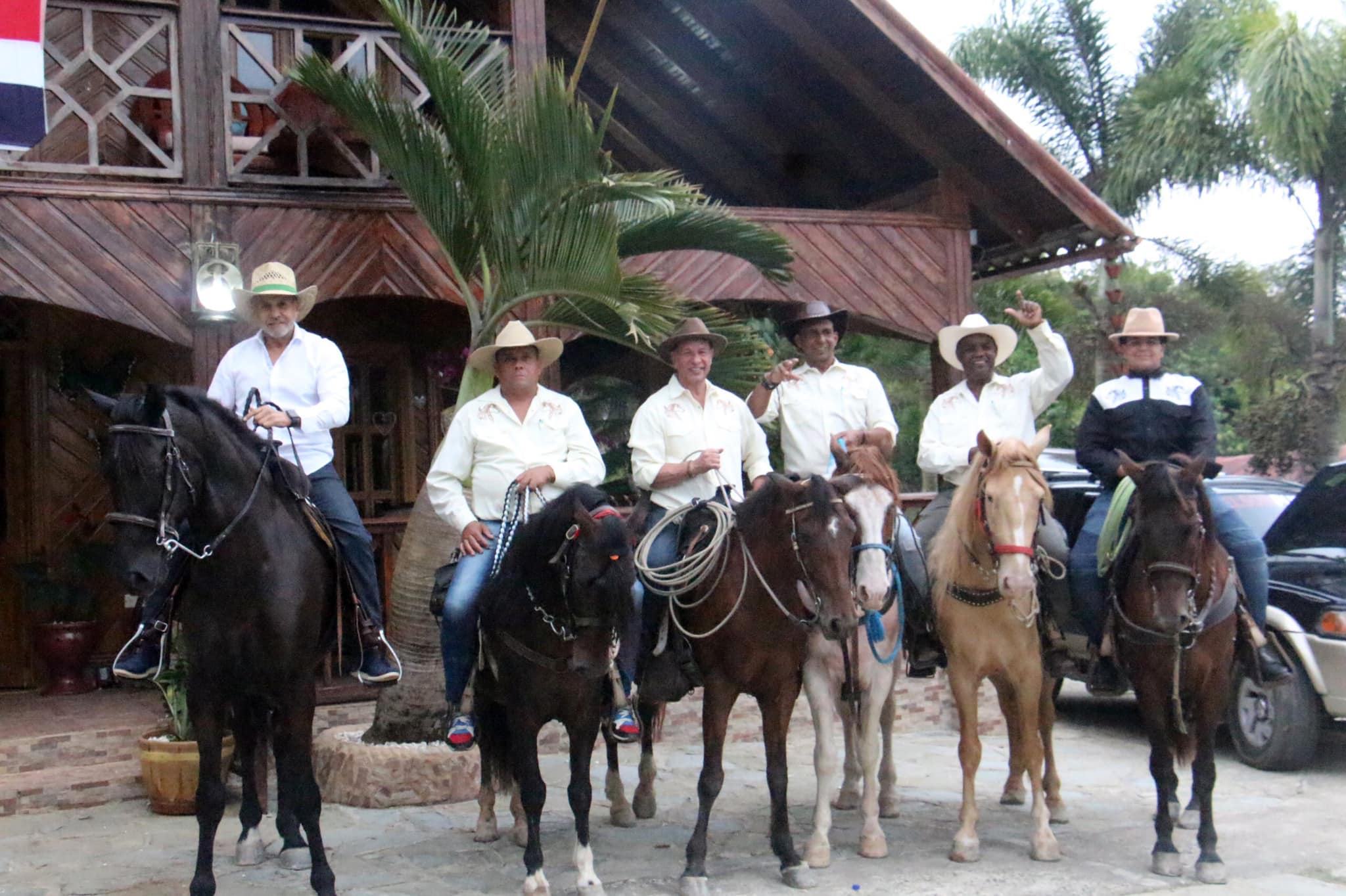 Realizan emocionante cabalgata en Blanco Arriba con la participación de diferentes jinetes de otras zonas