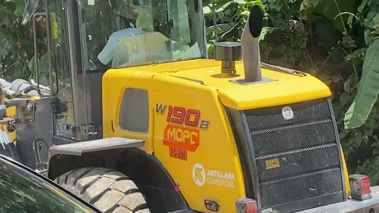 Obras públicas realiza bacheos de barios puntos críticos en carreteras Tenares – Gaspar Hernández
